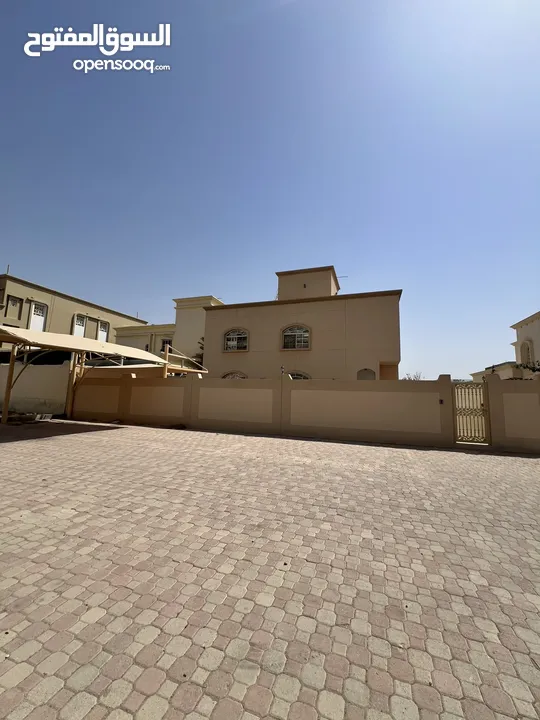للبيع فيلا مميزة كورنر في بوشر قريب المدرسه الامريكيه 4 غرف نوم وصالتين وحوش واسع
