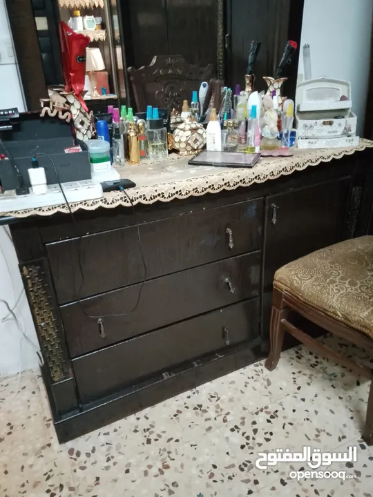 غرفة نوم بحالة ممتازة جدا استعمال عرسان نضيف للبيع بسبب السفر للبيع من دون فرشة تخت