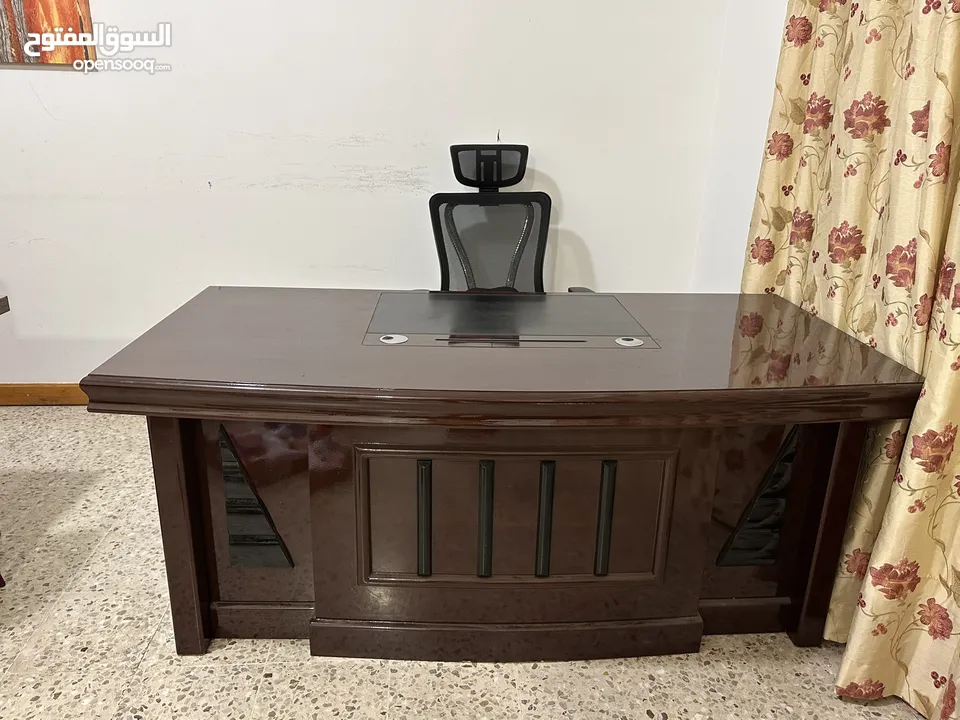 مكتب كبير بحالة شبه جديد مع كرسي دوار ممتاز و عصري Big Desk in v.good condition with modern Chair