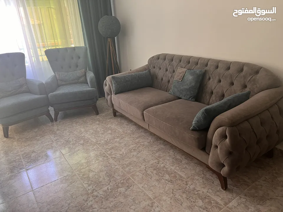 طقم كنب للبيع استعمال بسيط بحالة ممتازة