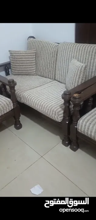 طقم كنب 7 مقاعد  منجد شبه جديد للبيع