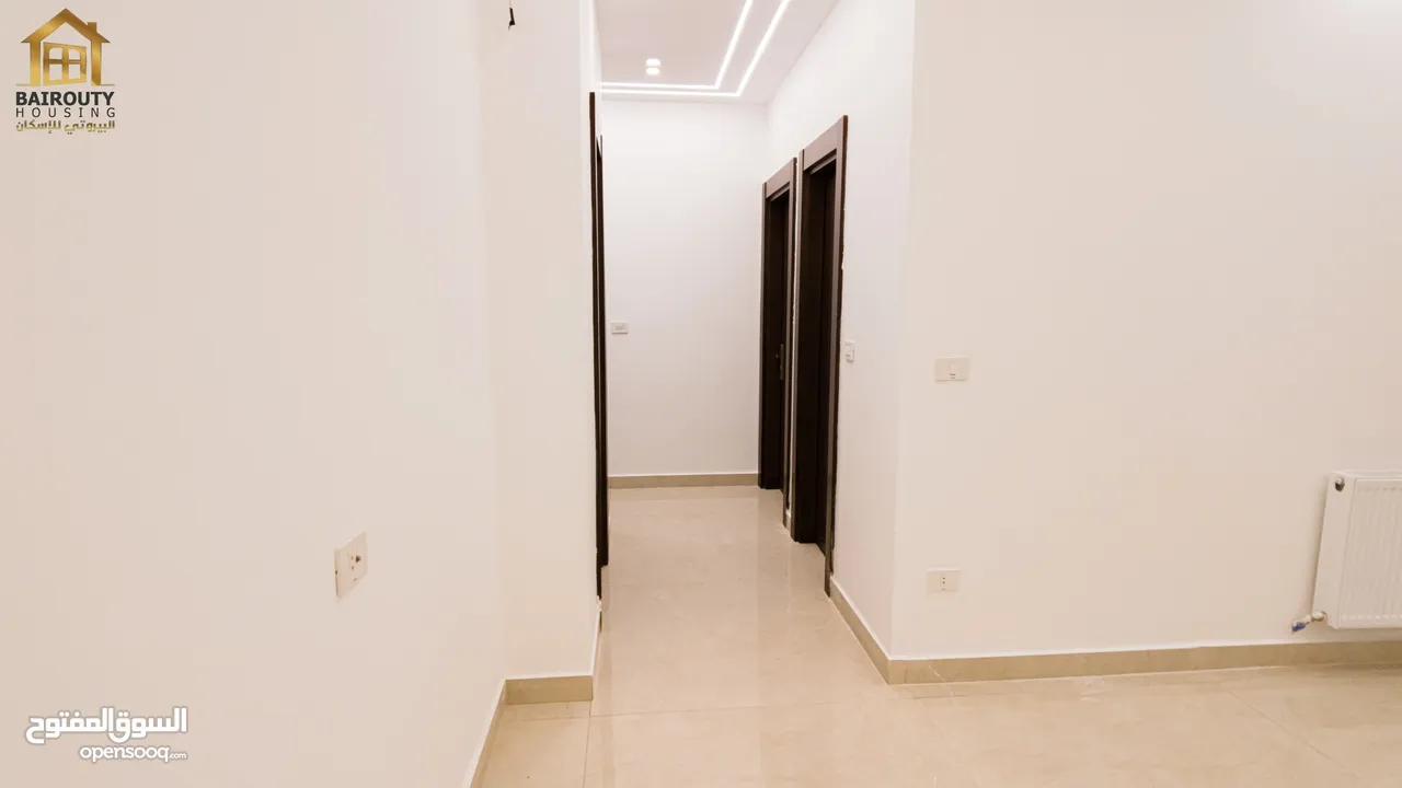 شقة لقطة للبيع طابق ارضي مع حديقة شارع المطار النخيل  شقة مساحة 185م وترس خارجي 220 م وكراج مستقل