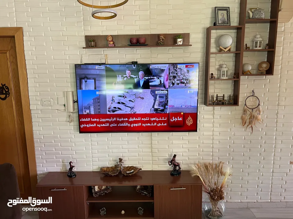 طاولة شاشة مع ديكور للحائط