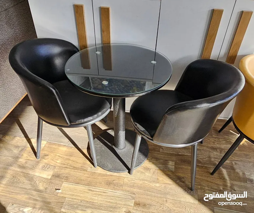 طاولة وسط مع كرسيين بسعر مغرري