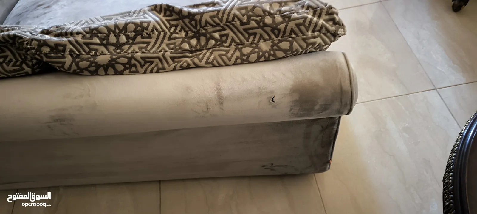 للبيع كنبايه قطعتين بيج