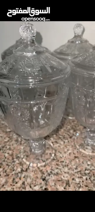 للبيع فازات زجاجية كبيرة الحجم بحالة ممتازة جدا غير مستعملة نهائيا مصنوعة من زجاج عالي الجودة،