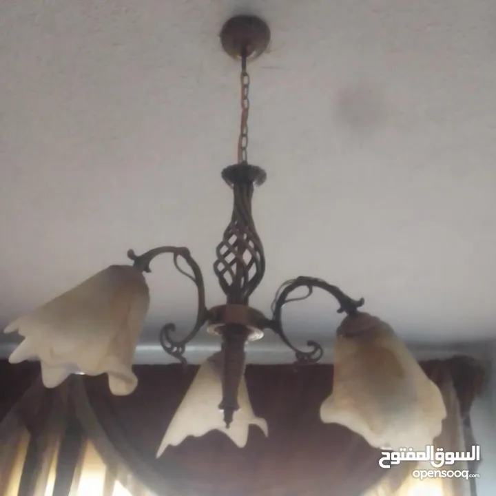 ثريات مستعمله بحاله ممتازة الاضاء ممتاز