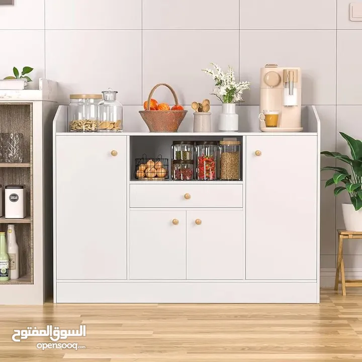 خزانة عملية مع مقابض خشبية بسيطة وأنيقة  تصميمها يجمع بين المساحات المغلقة والرفوف المفتوحة لسهولة