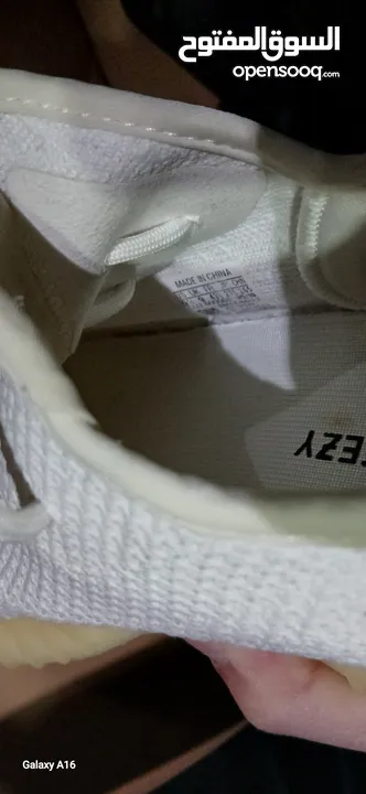 shoes Adidas Yeezy original 43وثلث الابيض اصلي والرمادي قياس 44 كوبي  بحاله ممتازه كانه جديد .