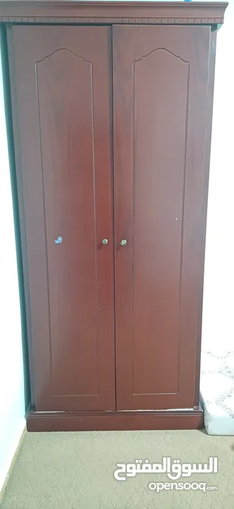 أثاث مستعمل كنبه غرفه جلوس  بحاله جيده وخزانه درفتين خشب ثقيل