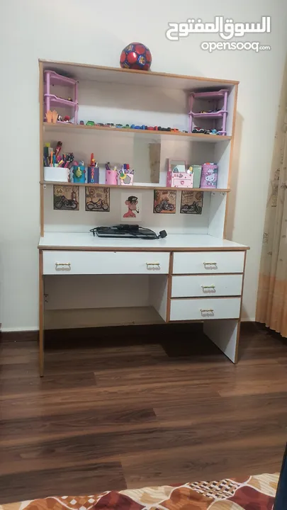 تخت مفرد عدد 2 وطاولة مكتب