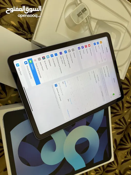 ايباد اير 5 ارجواني 64 قيقا 2021 نظيف جدا ولا زلغ مع الاغراض الكرتون والكفر والشحن والواير