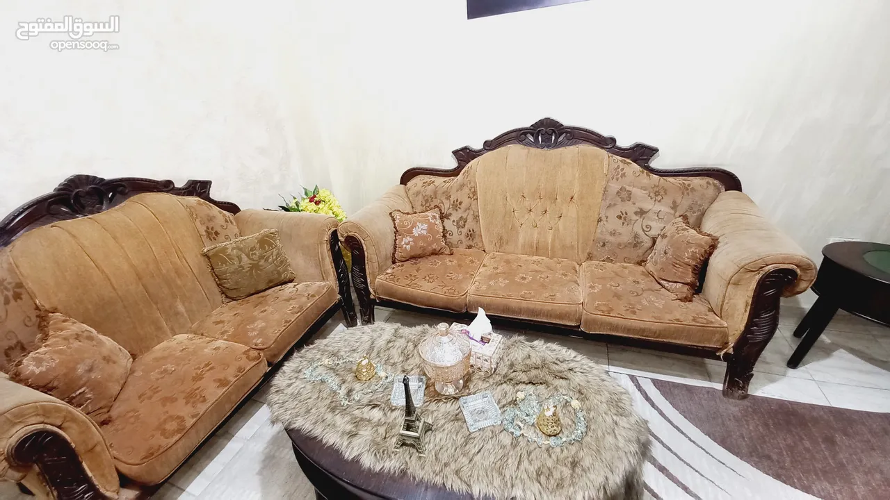 كنب مكون من سبع مقاعد