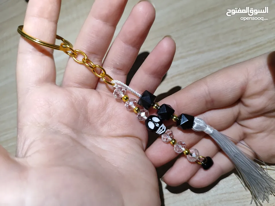 ميداليات واساور وتوزيعات أعراس وحقائب من الخرز