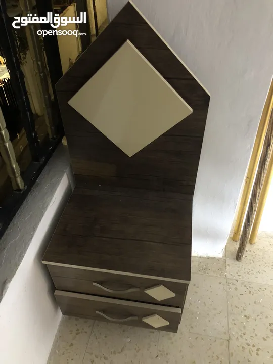 غرفة نوم مستعملة مضيئه شبه جديده