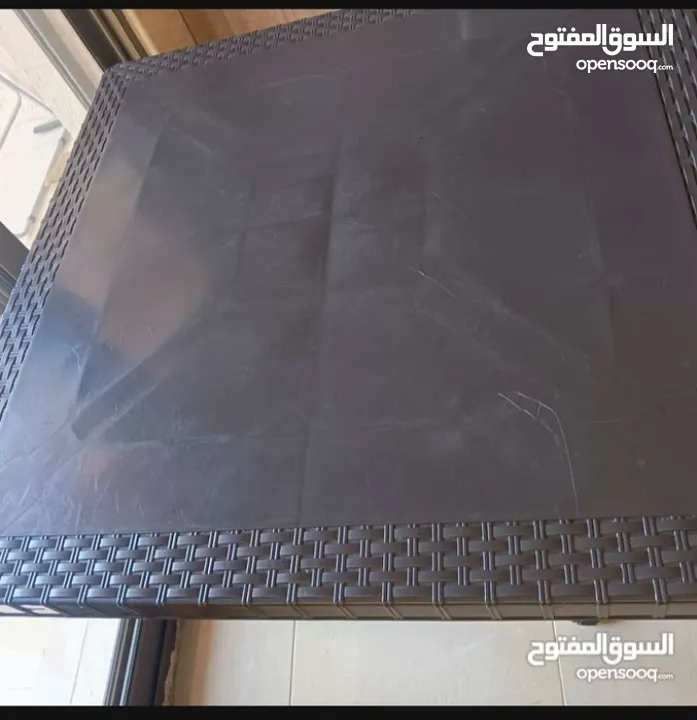 طاولة بلاستيك لون بني إستعمال بسيط