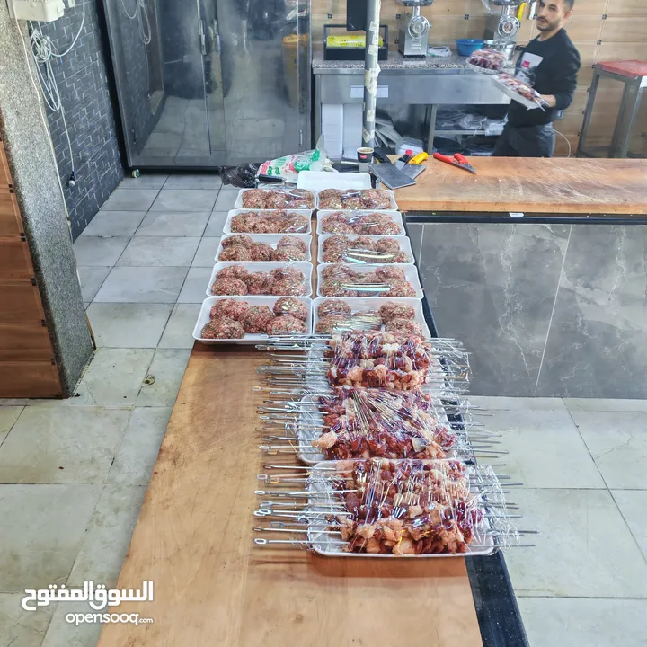 ملحمه مع مطعم في ارقا أماكن سوف منطقه سياحيه بالقرب من مستشفى هيا العسكري المكان مقططض بالمقتربين