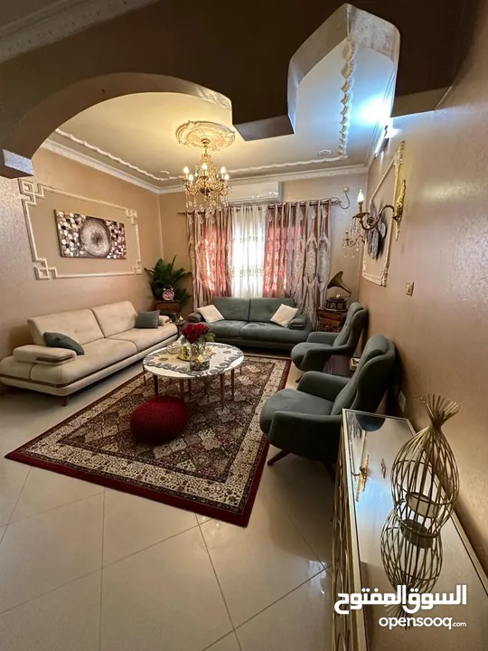 اثاث مستعمل  بجودة ممتازة جدا طقم كنب وطاولة سفرة وثريا عدد 2