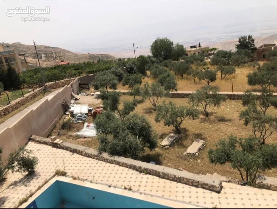 مزرعه للبيع في السلط مساحة الأرض 4218م مساحة البناء 450م