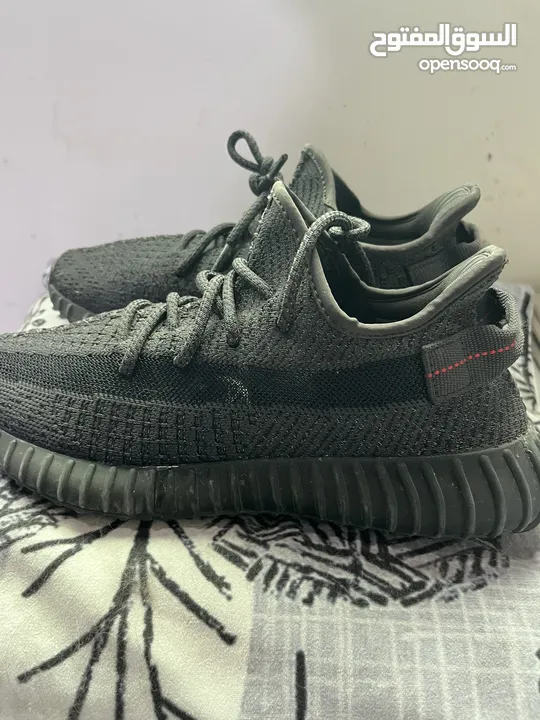 بوت اديداس Yeezy اسود مستعمل بحالة الوكالة المنطقة في اربد مع توصيل مجانيّ لأغلب مناطق اربد