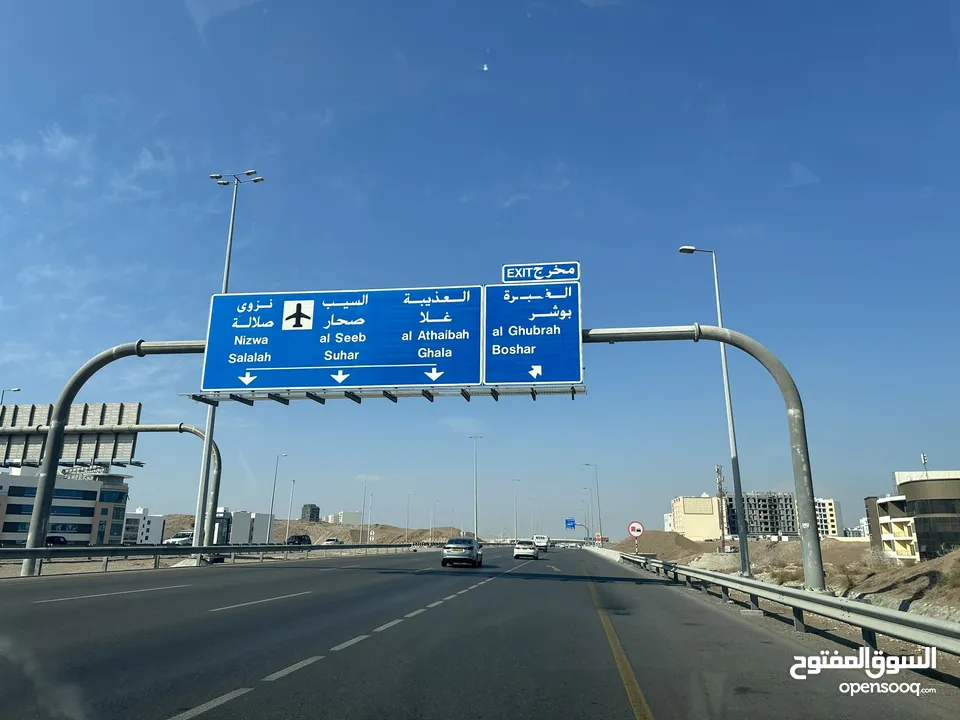 يتوفر عدد 2 مكاتب كبيرة و جديدة جنب عمان مول و مطلة على الشارع السريع مباشرة