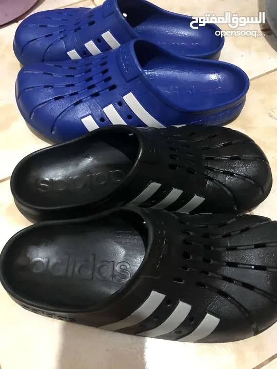 جزمتين اديداس (ADILETTE CLOGS) نظيفة للبيع بسعر جبار