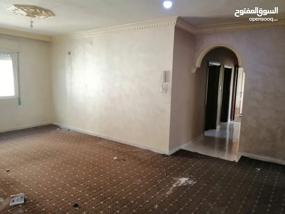 شقة للبيع في ماركا الجنوبية نادي السباق شيك المطار 3 غرف ومطبخ خشب بلوط وصالون و2 حمام وحماية راكبه