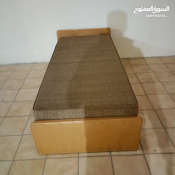 تخت للبيع  مع فرشة