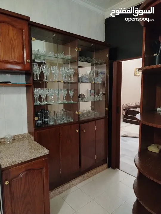 شقة أرضية للبيع في ابو نصير 240م مع مدخل مستقل وكراجين وتشطيبات فاخرة وفرش جديد بسعر مميز و اطلالة