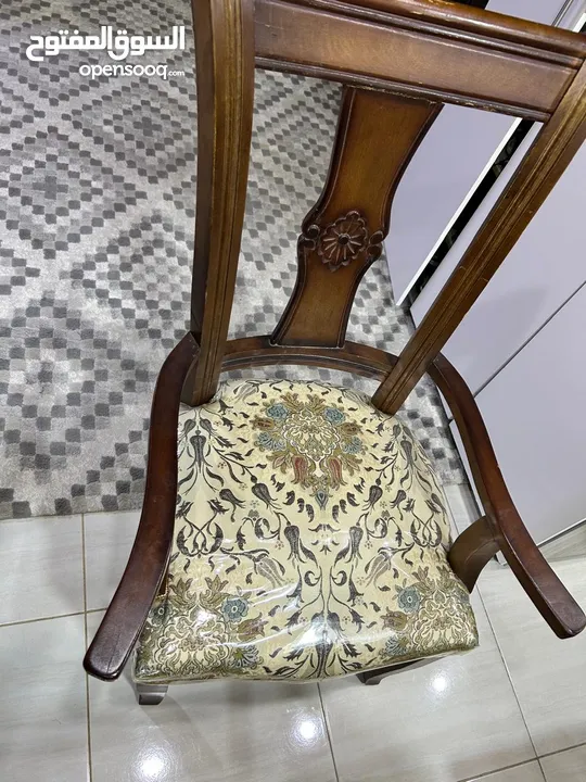 طاولة سفره 8كراسي منجد الكراسي جديد ويوجد مع الطاوله لوح قزاز