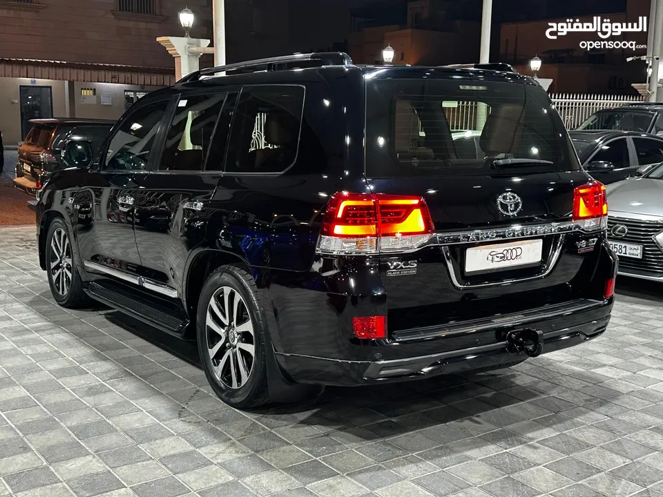 Land Cruiser VXS Black Edition