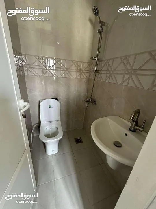 غرفة منافعها في شارع الجامعه 160