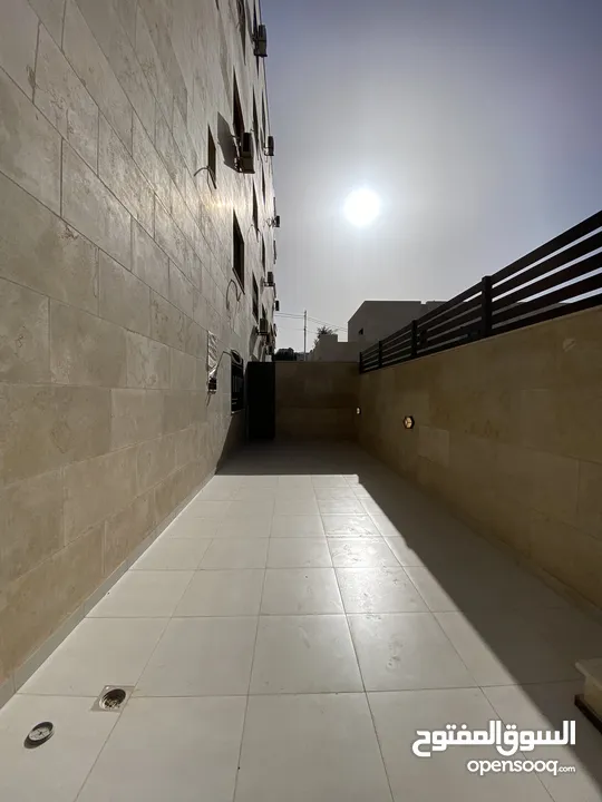 شقة فاخر شبة ارضي في طريق المطار الحويطي 170 متر داخلي و خارجي 170 متر بسعر مميز وتشطيب فلل