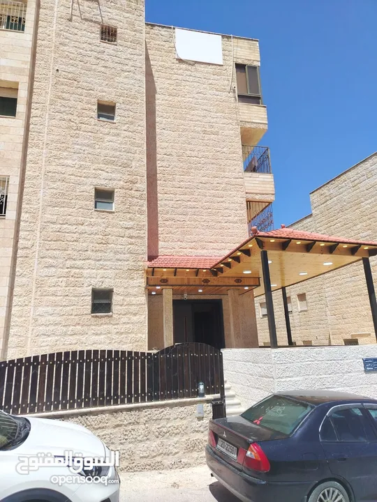 شقة أرضية للبيع في ابو نصير 240م مع مدخل مستقل وكراجين وتشطيبات فاخرة وفرش جديد بسعر مميز و اطلالة