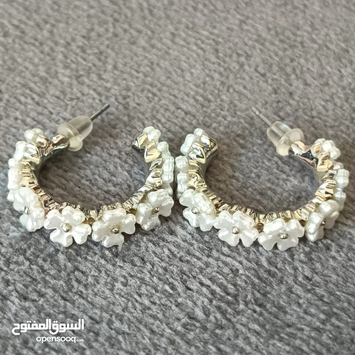 طقم حلق أنيق لون فضي مع زهور لون لؤلؤي