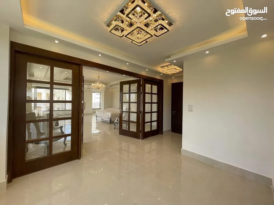 شقة طابقية (سكن خاص) للبيع بإطلالة (بانارومية) وجميلة جداً على السيتي مول وحدائق الحسين وقرب مكة مول