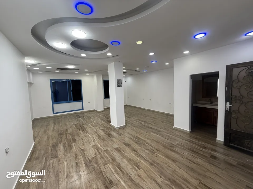 مكتب للإيجار / مطل على الشارع الرئيسي