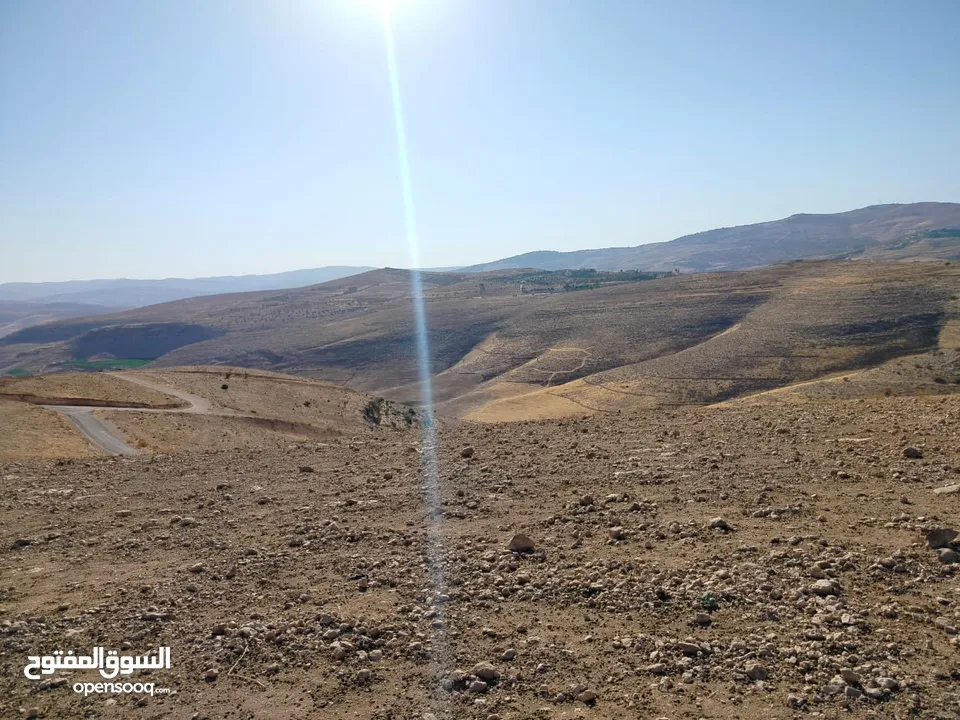 قطعة ارض 3دونمات ونصف فقط  مطلة ومرتفعه واصل جميع خدمات شرق جرش دحل