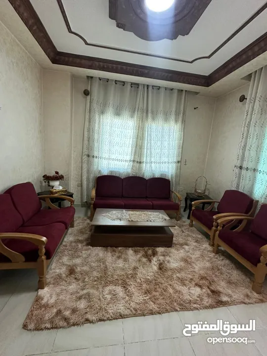 طقم جلوس شبه جديد