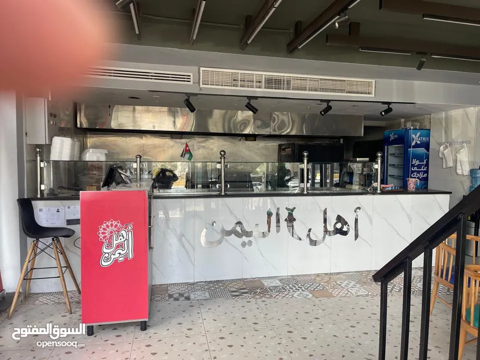 مطعم مأكولات يمنيه للبيع مع معدات كاملة في شارع الإذاعة بجانب بن العميد