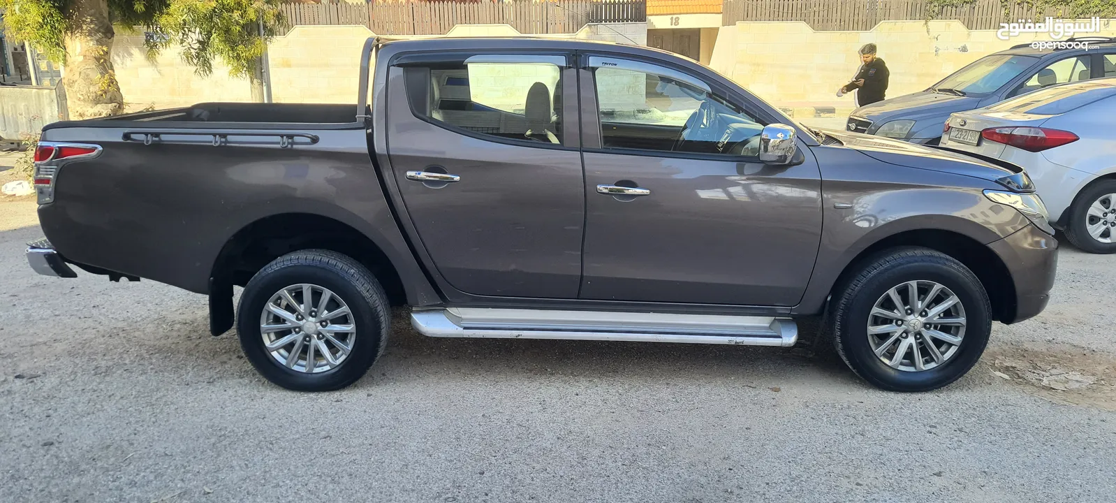 ميتسوبيشي L200 موديل 2017 فورويل جير عادي بحالة ممتازة فحص كامل + قصعات للبيع كاش ترخيص طويل
