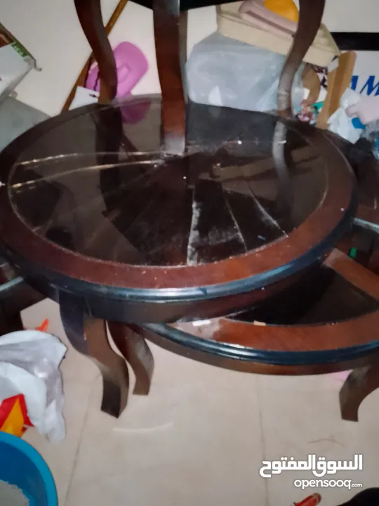 طاوله وسط خشب الاصلي استعمال خفيف بس الطاوله الوسطيه وقزاز مكسور فيها للبيع
