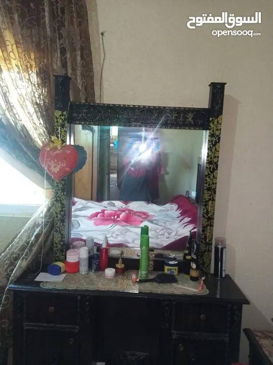 تخت غرفة نوم وغزانه غرفه نوم مع فريزر للبيع الاستعمال خفيف بحال الوكالة