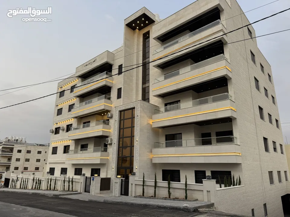 شقق مساحة ( 180م و 190م طابق اول و ارضي و روف ) في البنيات -طريق المطار خلف مدارس القادة