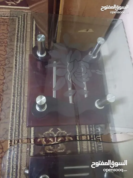 طاولا وحده كبيره وتنتين صغار