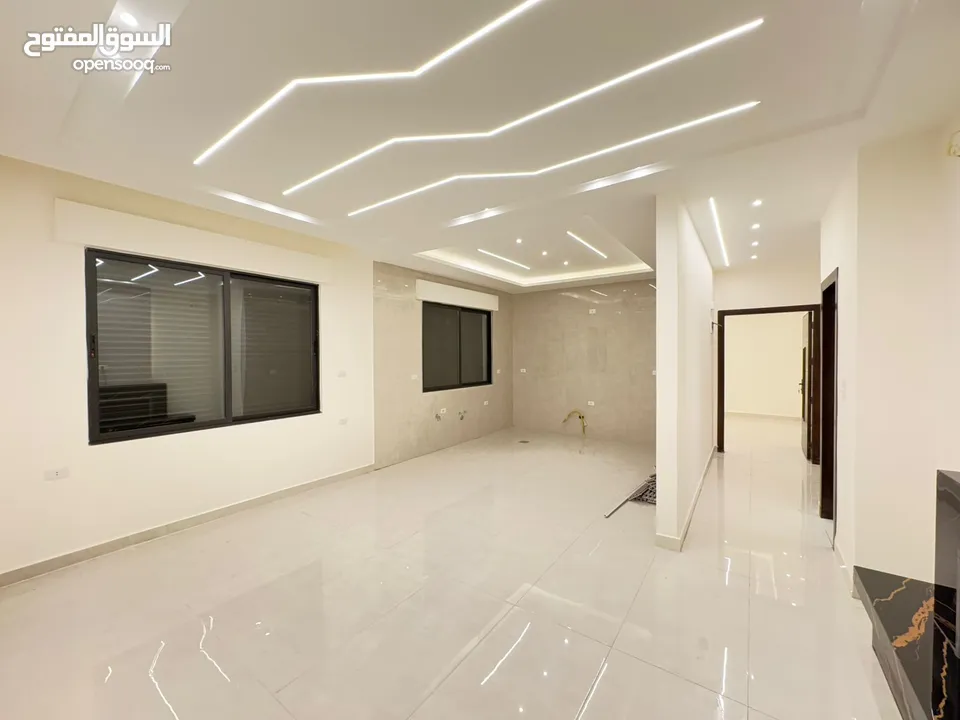 شقة طابق ثاني 150م من المالك تبعد 1كم عن طريق المطار