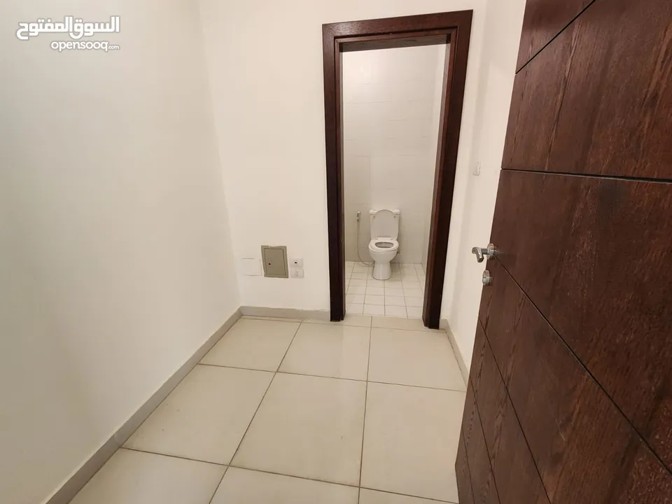 شقة فارغة للبيع في منطقة الدوار الرابع ( عدد 4 ) ref : 14340