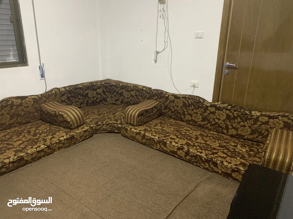 فراش عربي مع طاولة تلفزيون للبيع وقابل للتفاوض