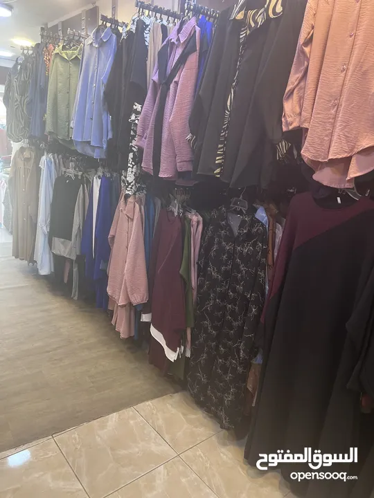 محل البسة بداعي السفر بدون خلو أجار شهري 325