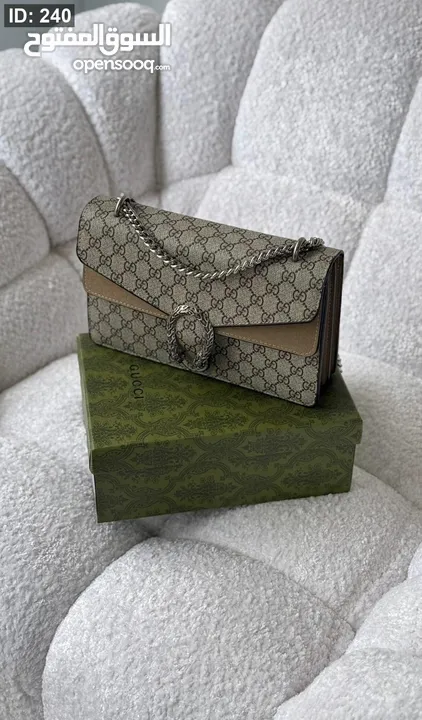 مجموعة متنوعة من الشنط والكزادين الجديدة